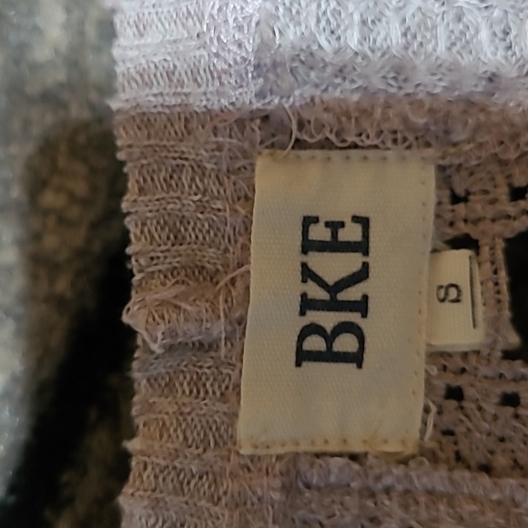 BKE KNIT YARN STITCHING V-NECK PALE LAVENDER DROPTAIL LONG-SLEEVE SHIRT - Picture 3 of 13